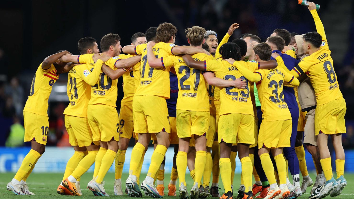 张本美和训练戏耍哥哥！双手后伸嘲笑张本智和，兄妹俩感情太好.